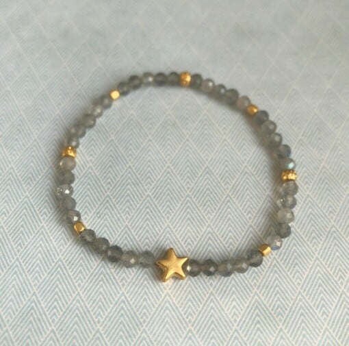 Armbandje met labradoriet en mat vergulde kralen
