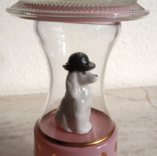 POEDEL met BOLHOED glasobject met bonbonnière