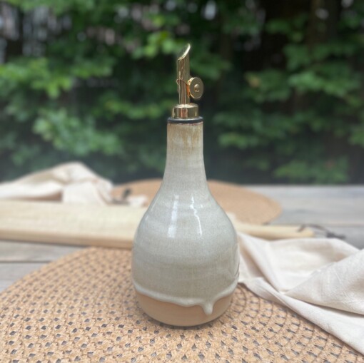 Olijfoliefles van keramiek. handgemaakt, en elke fles is anders