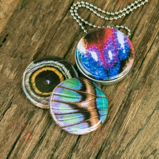 Fotomedaillon ketting met 3 verschillende verwisselbare voorkanten met close up foto`s van vlinder vleugels, in prachtige tinten. Voor het dicht bij je dragen van je favoriete foto.