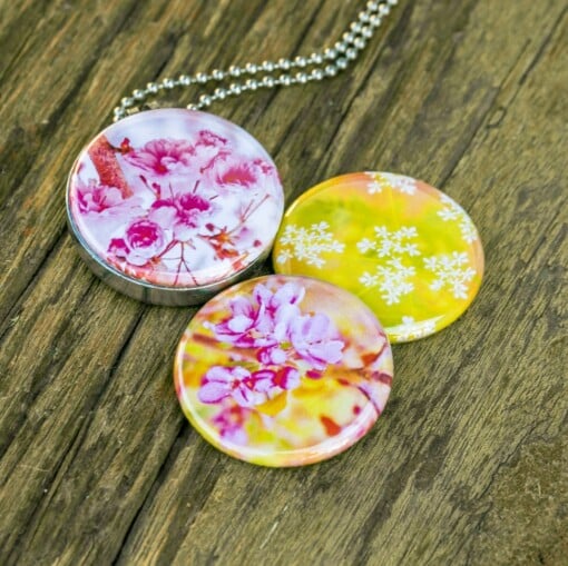 Foto medaillon ketting met 3 verschillende verwisselbare voorkanten met foto`s van lente bloesem,lente bloemen binnen in komt de foto die je graag dicht bij je draagt