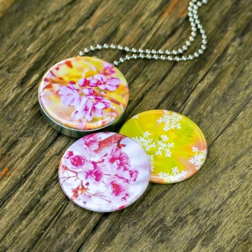 Foto medaillon ketting met 3 verschillende verwisselbare voorkanten met foto`s van lente bloesem,lente bloemen binnen in komt de foto die je graag dicht bij je draagt