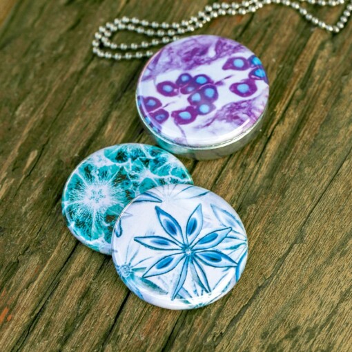 Roestvrij stalen fotomedaillon ketting met drie verschillende verwisselbare voorkanten met close up foto`s van bloemen gefotografeerd en bewerkt op aritsistieke manier. Rvs/roestvrij stalen fotomedaillon. Het meest unieke foto medaillon. Uniek in Europa!