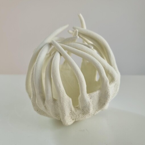 Porseleinen object, genaamd Sticky Fingers, handgemaakt keramiek, uniek stukje kunst.