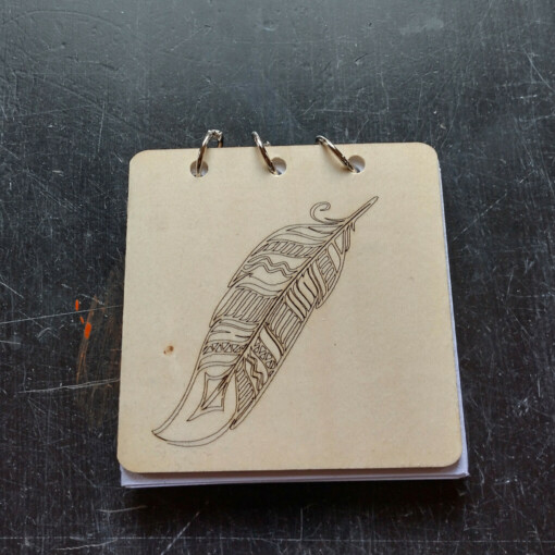 Schetsboek met houten kaft-veer