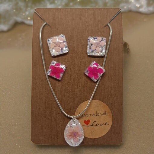 Glanzende Oorbellen en Ketting Set met Gedroogde Bloemen