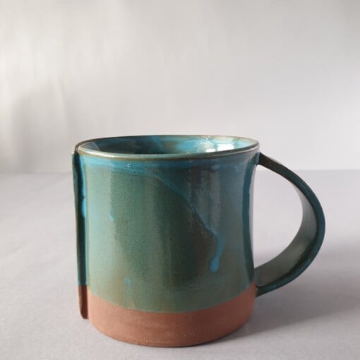 Handgemaakte mok van keramiek met blauw glazuur