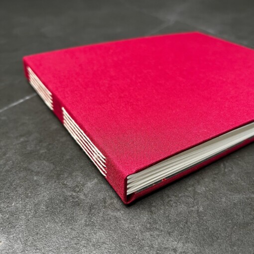 Foto album met linnen omslag in cerise kleur, handgemaakt