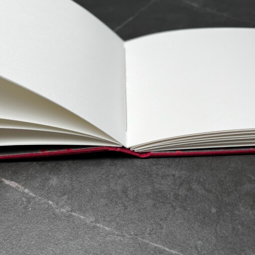 Foto album met linnen omslag in cerise kleur, handgemaakt