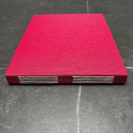 Foto album met linnen omslag in cerise kleur, handgemaakt