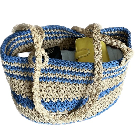 Gehaakte handtas van raffia garen in blauw en crème kleuren