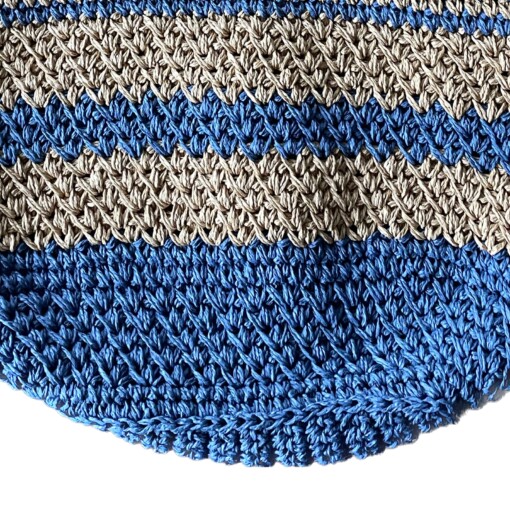 Gehaakte handtas van raffia garen in blauw en crème kleuren