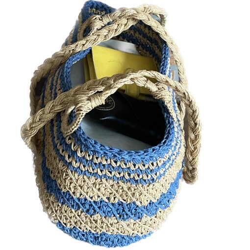 Gehaakte handtas van raffia garen in blauw en crème kleuren