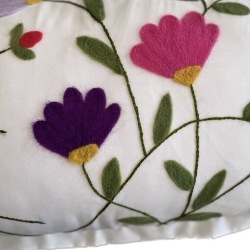 Langwerpig linnen kussenhoes met vilt geborduurd bloemen