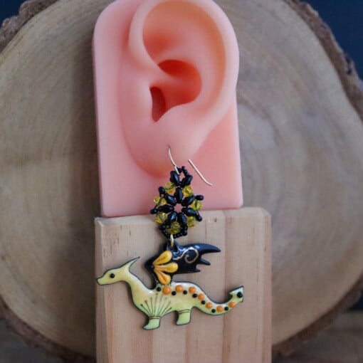 Gele draken oorbellen met emaille en goud vermeil.