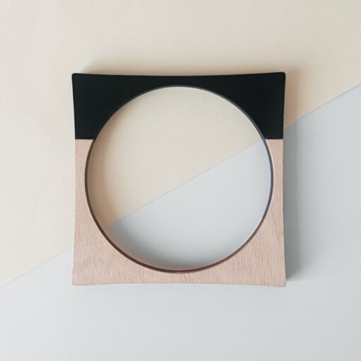 Vierkante bangle armband van hout en zwart kunststof