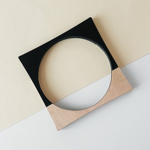 Vierkante bangle armband van hout en zwart kunststof