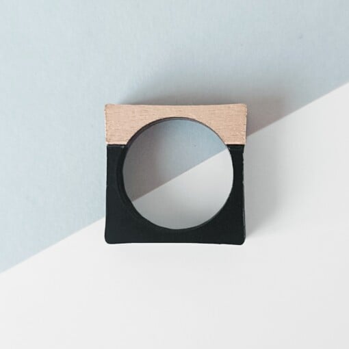 Zwarte vierkante ring met hout