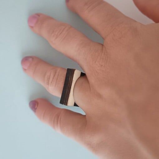 Zwarte vierkante ring met hout