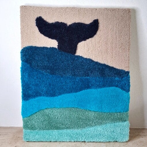 grote blauwe oceaan met walvisstaart uit het water Whale's Tale