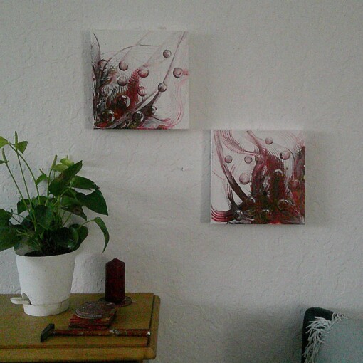Double Red  Bubbles - twee vierkante doeken gegoten met fluid acrylverf met gekart