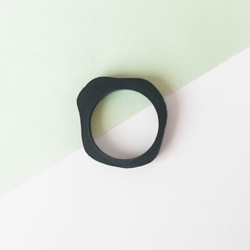 Golvende houten of zwarte stack ring - type 1