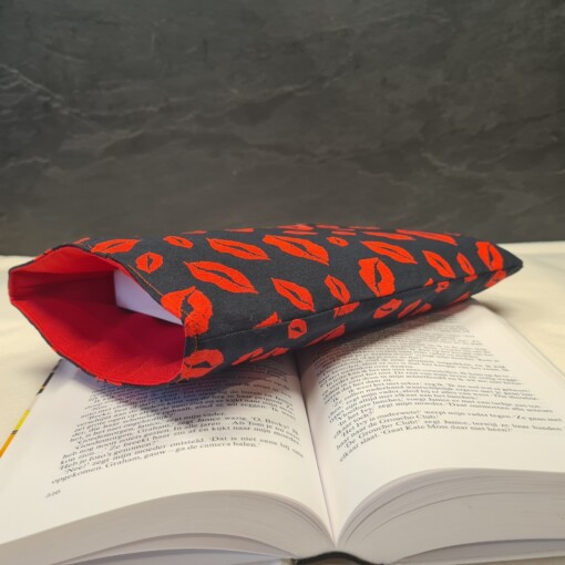 Booksleeve Kiss Me  –  Cadeau voor Boekenliefhebbers met een Knisperende Stijl