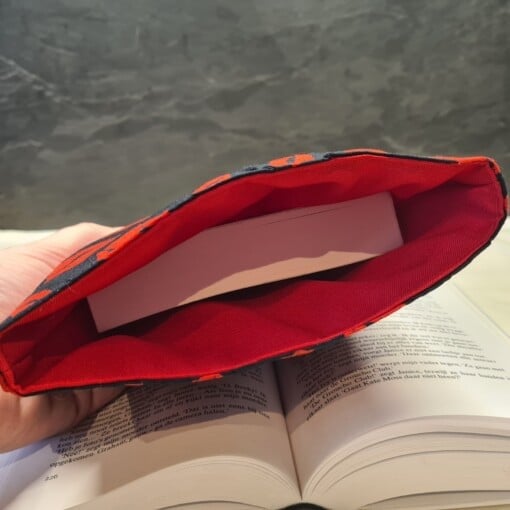 Booksleeve Kiss Me  –  Cadeau voor Boekenliefhebbers met een Knisperende Stijl