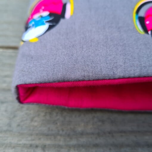 Booksleeve Chill & Read – Pinguïn Edition - Cadeau voor Muziek- en Boekennerds