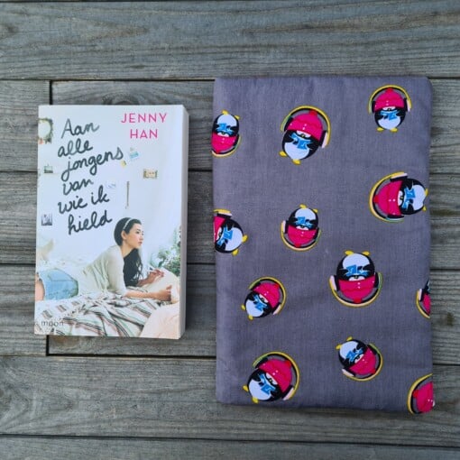 Booksleeve Chill & Read – Pinguïn Edition - Cadeau voor Muziek- en Boekennerds