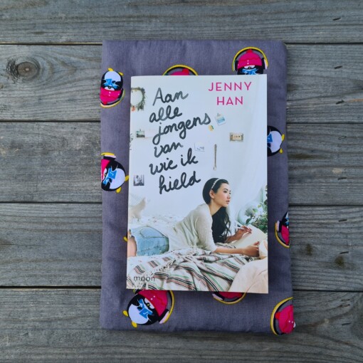 Booksleeve Chill & Read – Pinguïn Edition - Cadeau voor Muziek- en Boekennerds
