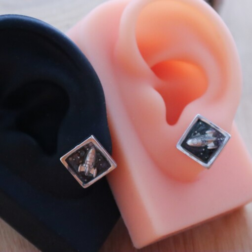 Grappige raket steker oorbellen "fly me to the moon" voor valentijnsdag