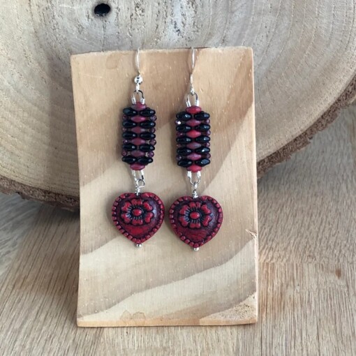 Hartjes oorbellen. Een romantisch en liefdevol cadeau voor valentijns dag