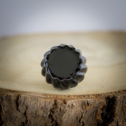 Kleine zwarte ring houder met gekleurde top voor bewaren op nachtkastje of  juwelen fotografie