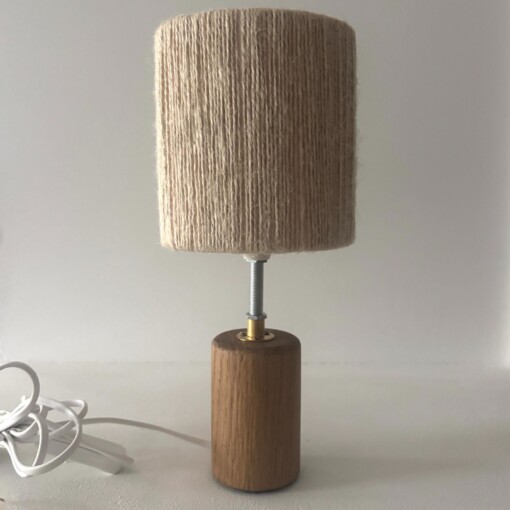 Super cute lampje in ecru met rond handgemaakt voetje