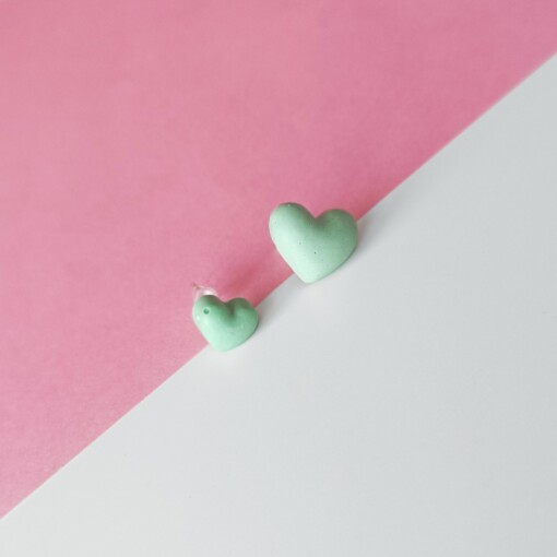 Asymmetrische groene hartjes oorbellen