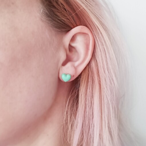 B-keus - Asymmetrische groene hartjes oorbellen