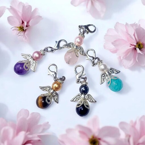 Setje van 5 beschermengeltjes van edelsteen met Swarovski parel