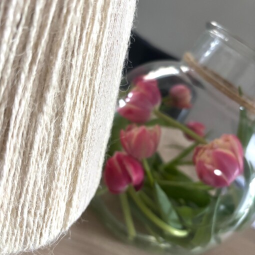 Stoer handgemaakt lampje met voetje van resthout