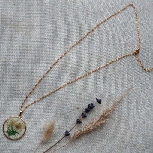 Ketting 50cm goud met droogbloem wit/groen