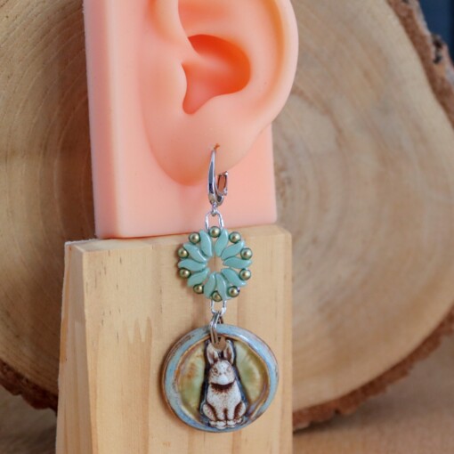 Konijnen oorbellen van keramiek en kralen, Sieraden voor het Voorjaar en Pasen