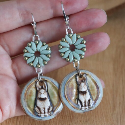 Konijnen oorbellen van keramiek en kralen, Sieraden voor het Voorjaar en Pasen