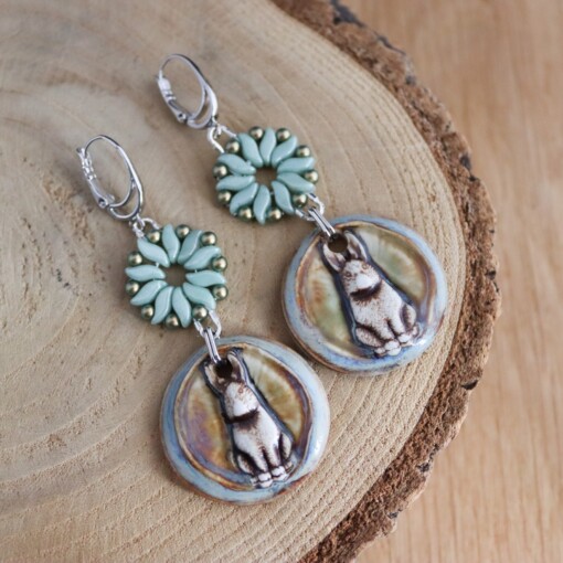 Konijnen oorbellen van keramiek en kralen, Sieraden voor het Voorjaar en Pasen