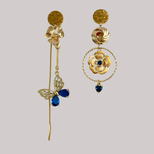 Oorbellen asymmetrisch blauw met bloemen en vlinder