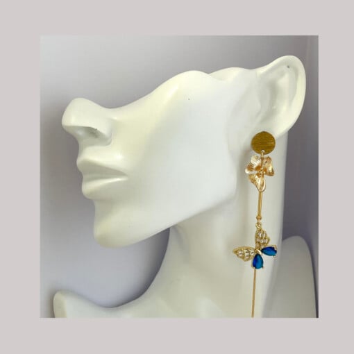 Oorbellen asymmetrisch blauw met bloemen en vlinder