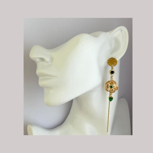 Oorbellen asymmetrisch blauw met bloemen en vlinder