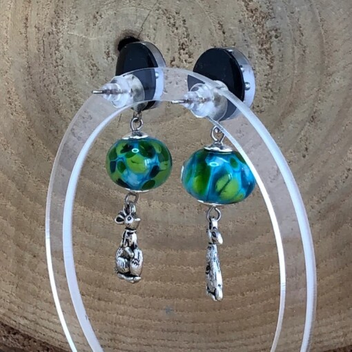 "Paaseieren verstoppen" oorbellen met lampwerk glas kralen en giethars, Sieraden voor het Voorjaar en Pasen