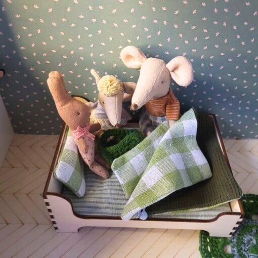 Poppenhuis 2 persoons bed - Poppenhuismeubel 2 persoonsbed, dubbel matras, kussens en deken.