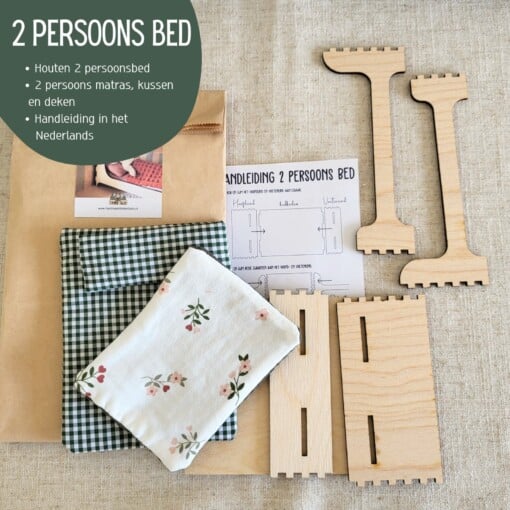 Poppenhuis 2 persoons bed - Poppenhuismeubel 2 persoonsbed, dubbel matras, kussens en deken.