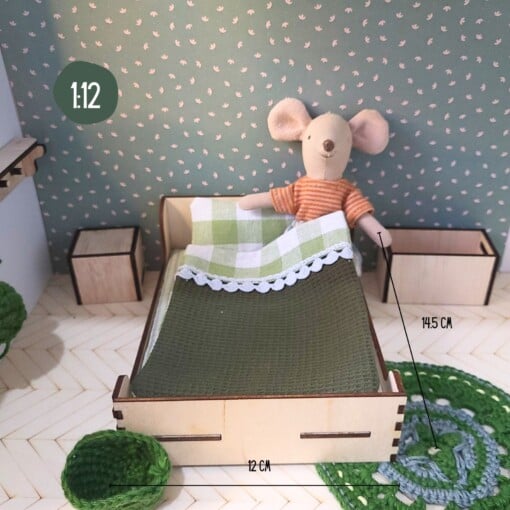 Poppenhuis 2 persoons bed - Poppenhuismeubel 2 persoonsbed, dubbel matras, kussens en deken.